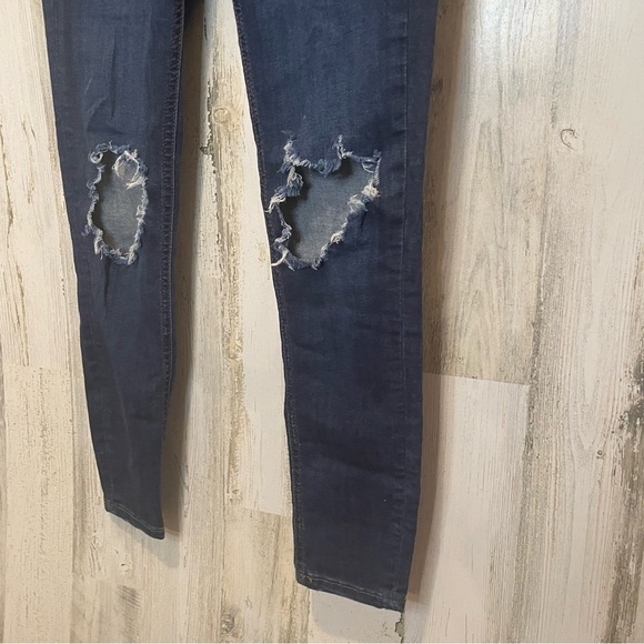 Free People Busted Knee High Rise Ankle Skinny Jeans-Dark Wash sz 27 Distressed - Picture 3 of 6